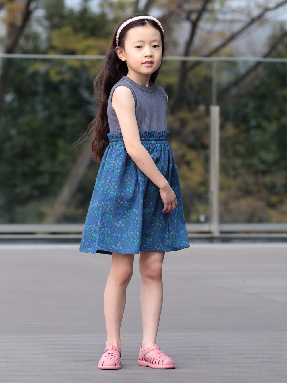 ブルー系のワンピースを着用したキッズの夏コーディネートの2枚目の写真