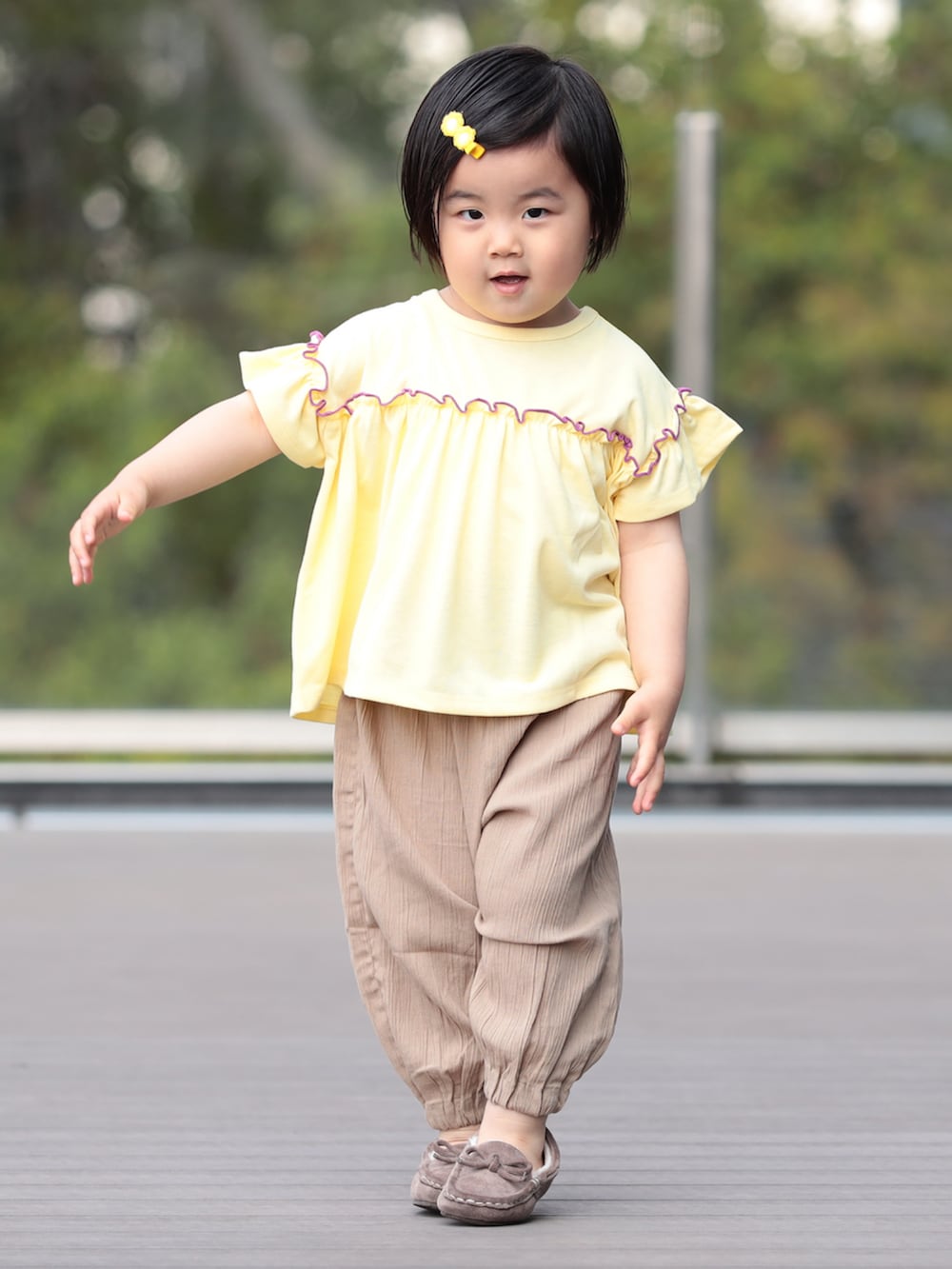 イエロー系のTシャツ/カットソーを着用したキッズの夏コーディネートの3枚目の写真