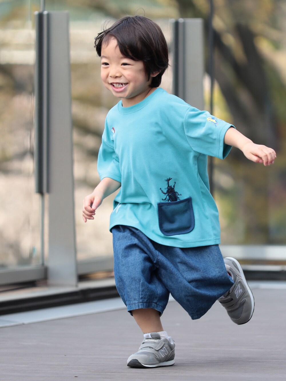 ブルー系のその他パンツ、ブルー系のTシャツ/カットソーを着用したキッズの春コーディネートの5枚目の写真