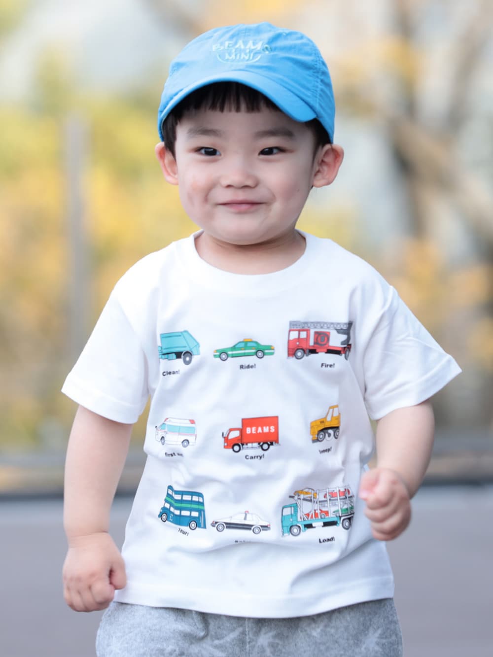 ホワイト系のTシャツ/カットソー、グレー系のその他パンツ、ブルー系のハットを着用したキッズの春コーディネートの5枚目の写真