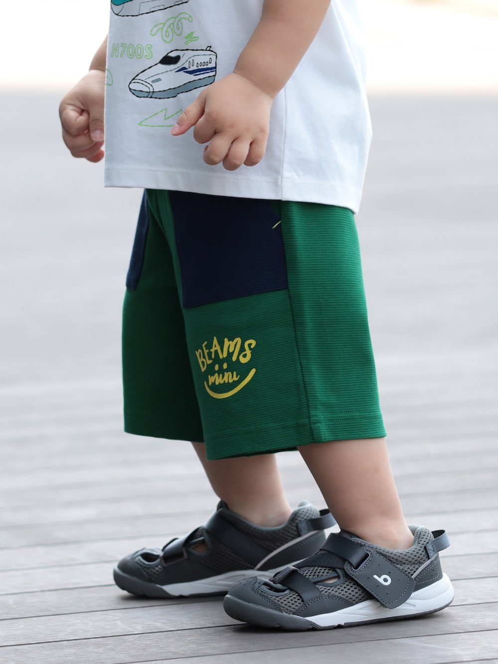 グリーン系のシャツ/ブラウス、グリーン系のその他パンツ、ホワイト系のTシャツ/カットソーを着用したキッズの夏コーディネートの3枚目の写真