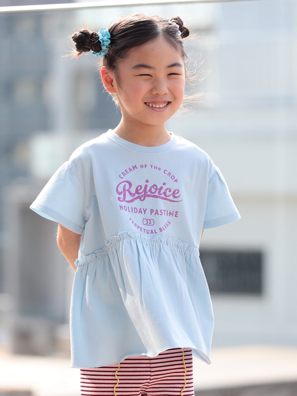 ブルー系のワンピース、パープル系のその他パンツを着用したキッズの夏コーディネートの2枚目の写真