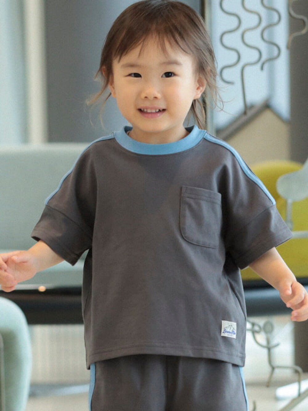 グレー系のTシャツ/カットソーを着用したキッズの夏コーディネートの3枚目の写真