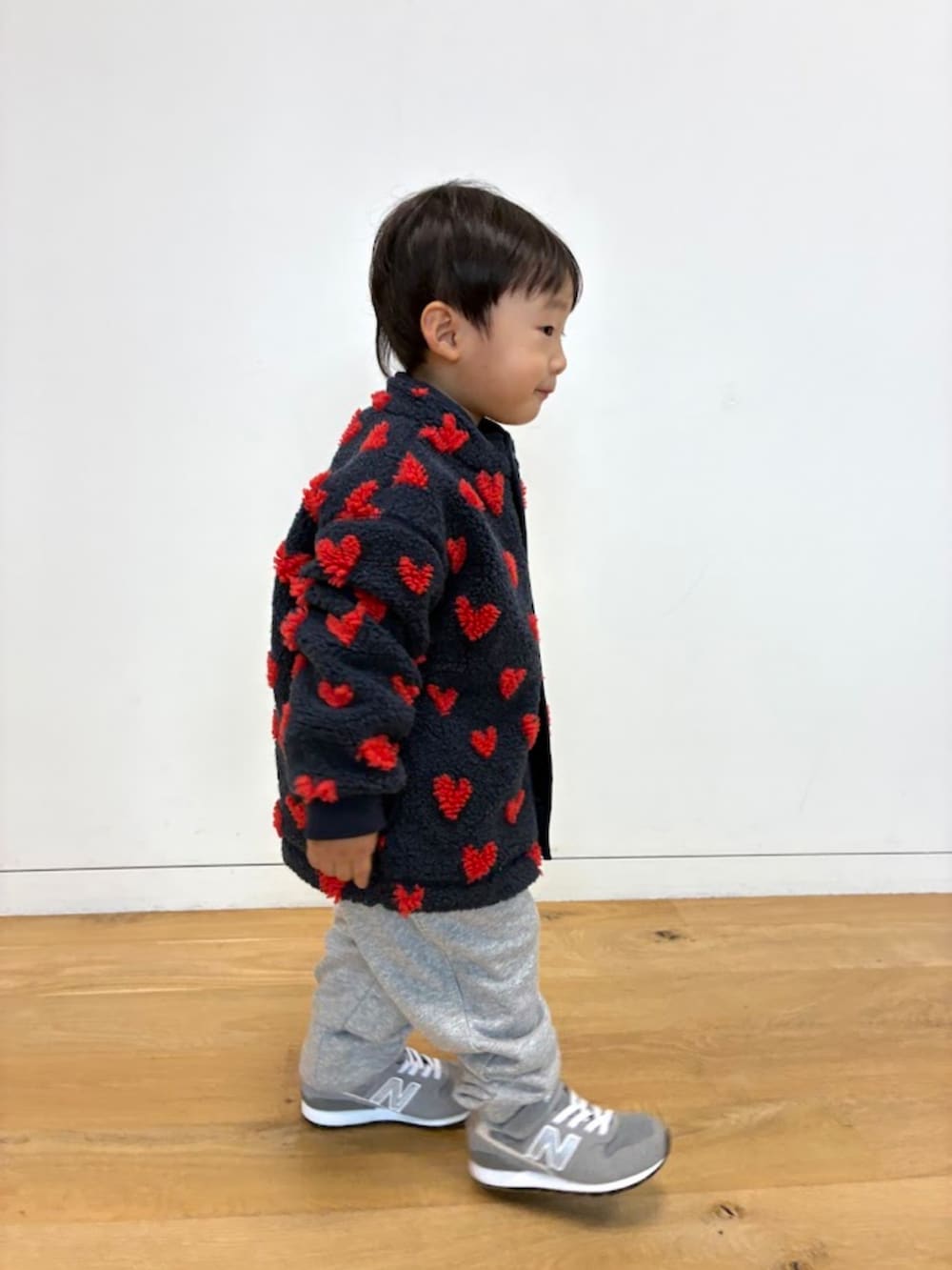 ブルー系のブルゾン、グレー系のその他パンツを着用したキッズの夏コーディネートの2枚目の写真