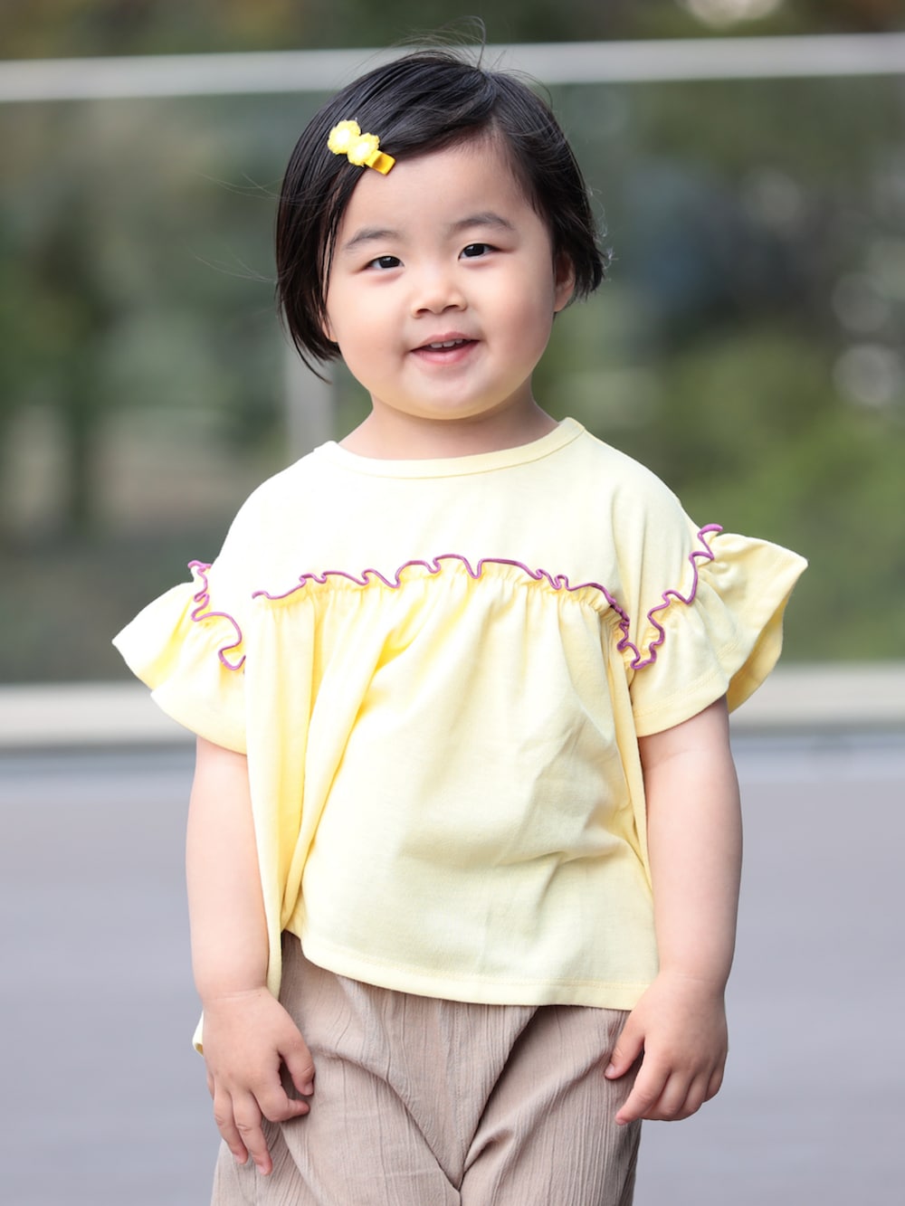 イエロー系のTシャツ/カットソーを着用したキッズの夏コーディネートの2枚目の写真