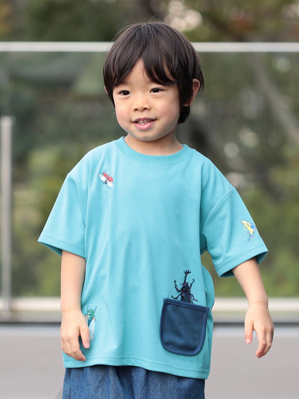ブルー系のその他パンツ、ブルー系のTシャツ/カットソーを着用したキッズの春コーディネートの3枚目の写真