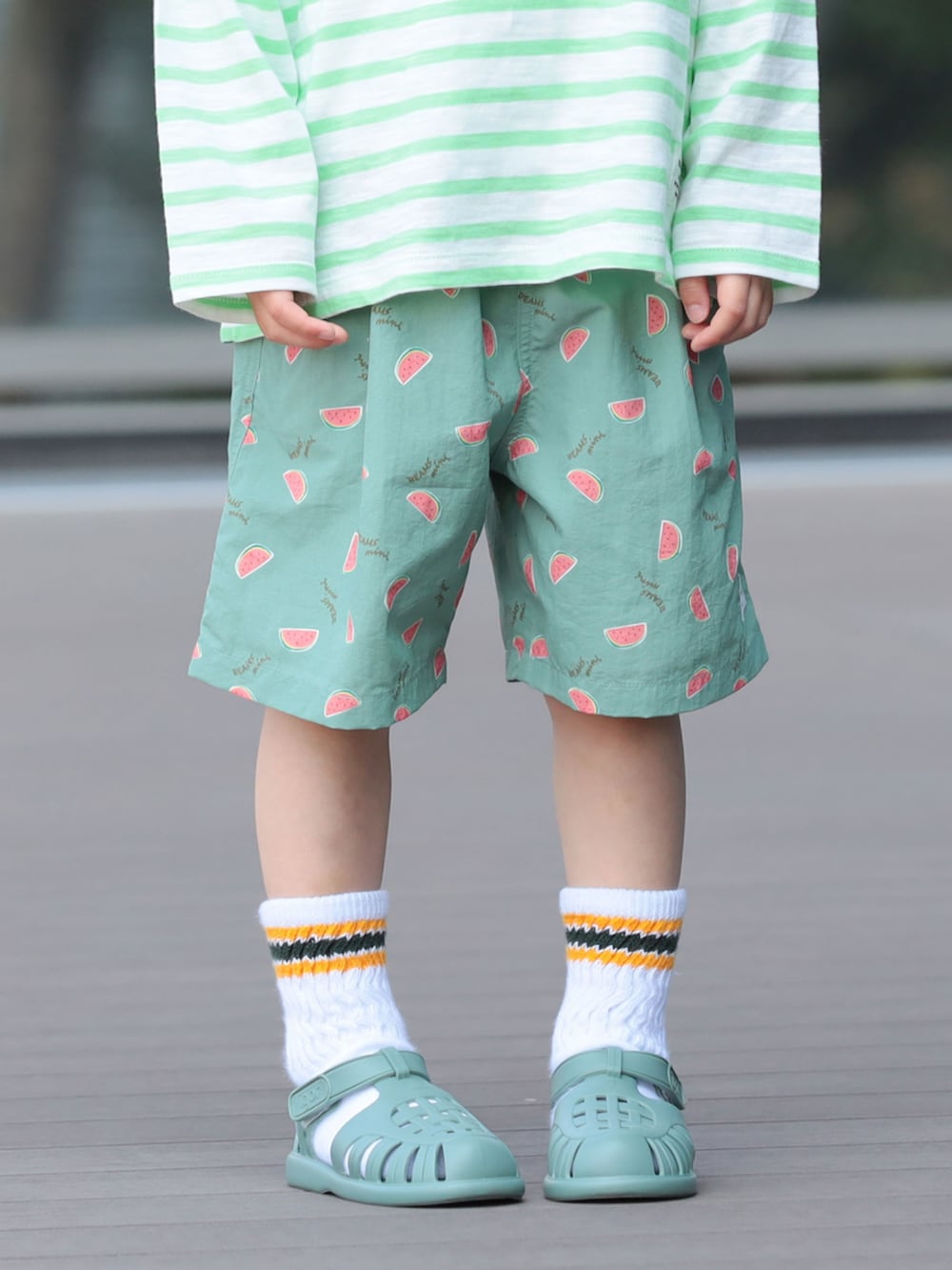 イエロー系のTシャツ/カットソー、グレー系のキャップを着用したキッズの夏コーディネートの2枚目の写真
