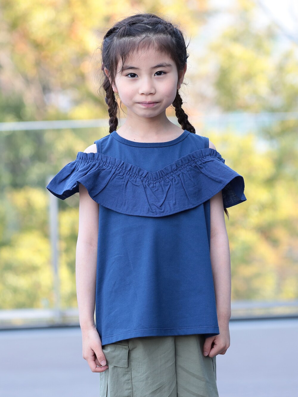 グリーン系のその他パンツ、ブルー系のTシャツ/カットソー、ベージュ系のバックパック/リュックを着用したキッズの春コーディネートの2枚目の写真