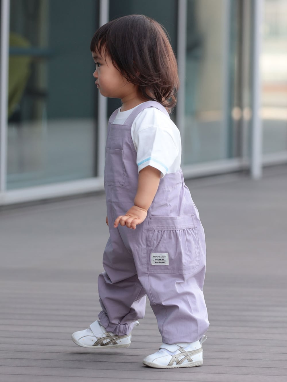 パープル系のサロペット/オーバーオール、ホワイト系のTシャツ/カットソーを着用したキッズの夏コーディネートの2枚目の写真