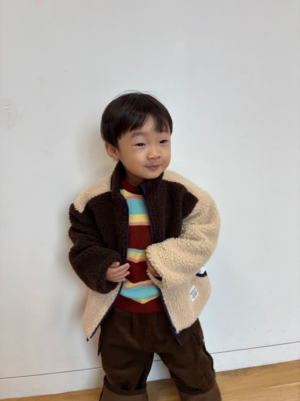 ブラウン系のカーゴパンツ、ブラウン系のブルゾンを着用したキッズの夏コーディネートの2枚目の写真