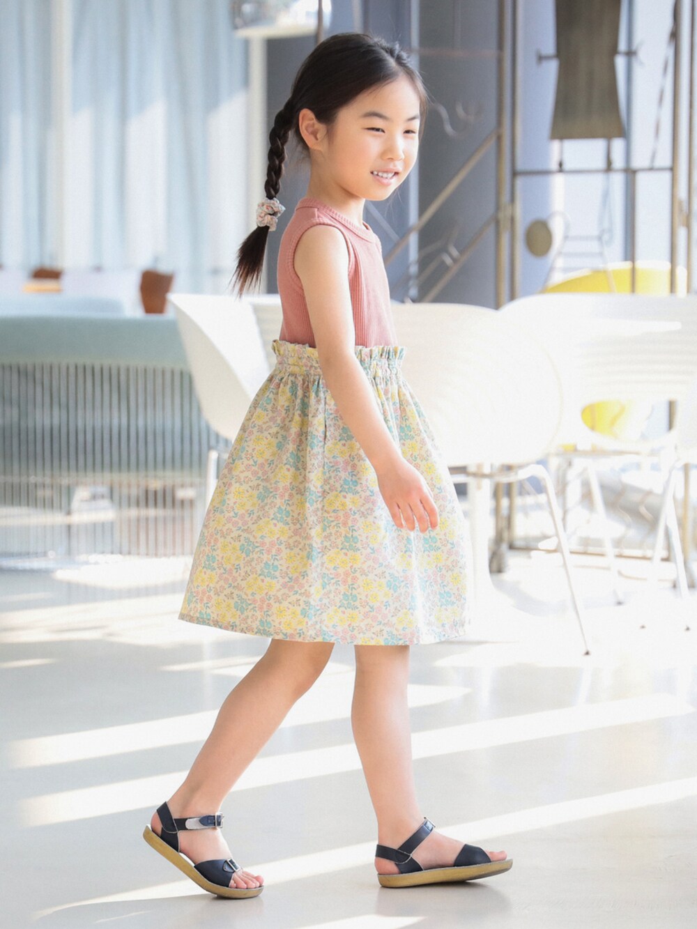 オレンジ系のワンピースを着用したキッズの春コーディネートの2枚目の写真