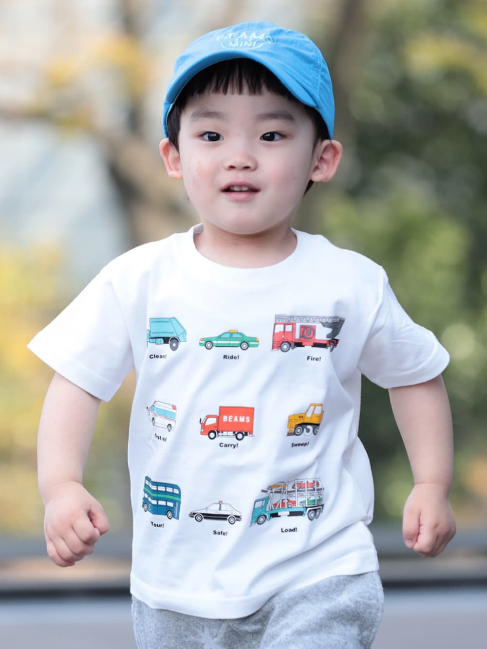 ホワイト系のTシャツ/カットソー、グレー系のその他パンツ、ブルー系のハットを着用したキッズの春コーディネートの4枚目の写真