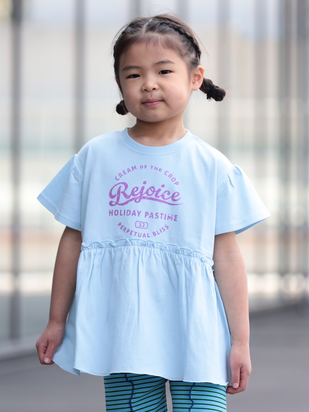 ブルー系のワンピース、ブルー系のその他パンツを着用したキッズの春コーディネートの2枚目の写真