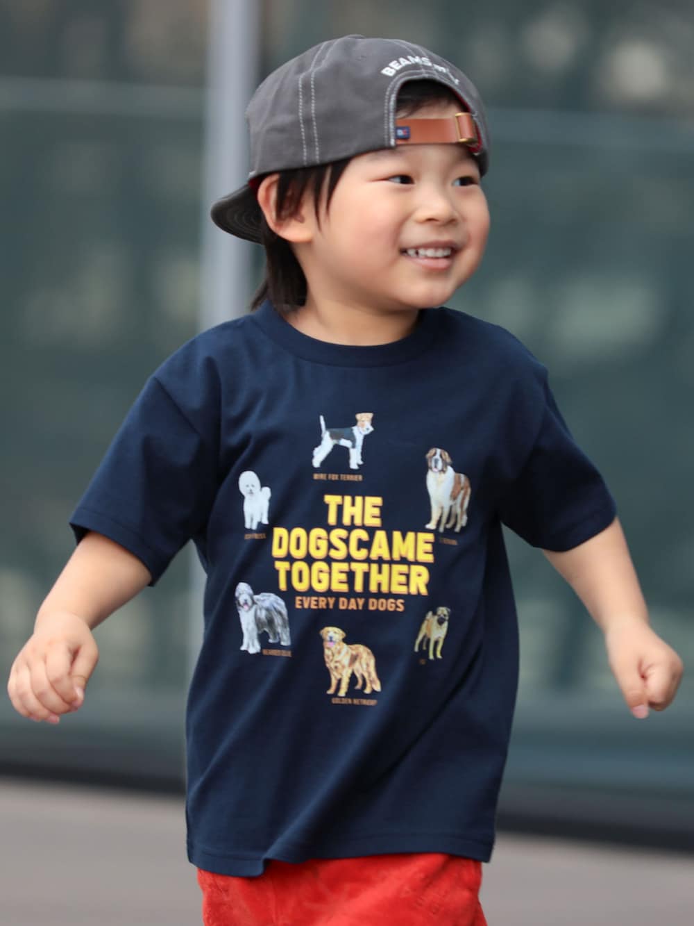 ブルー系のTシャツ/カットソー、オレンジ系のその他パンツ、グレー系のキャップを着用したキッズの夏コーディネートの2枚目の写真