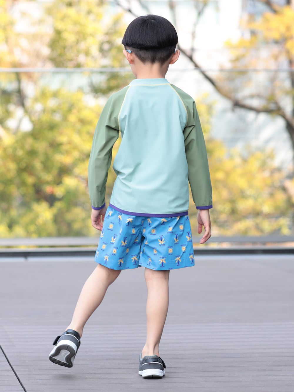 グリーン系の水着を着用したキッズの夏コーディネートの5枚目の写真
