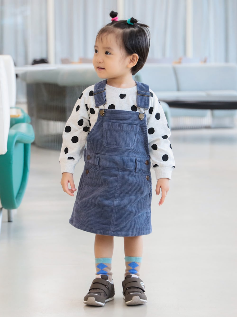 ホワイト系のスウェット、ブルー系のワンピースを着用したキッズの冬コーディネートの3枚目の写真