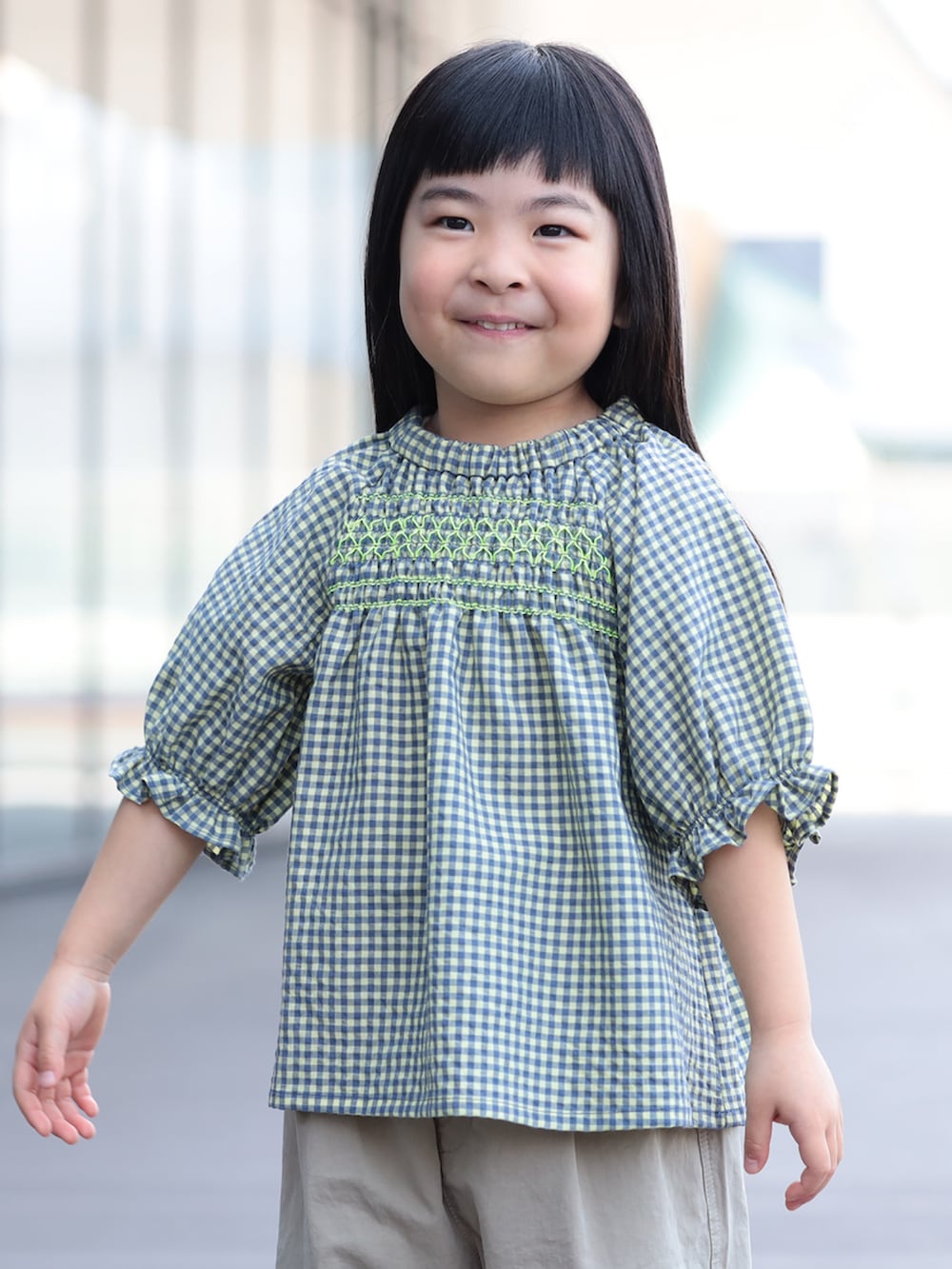 イエロー系のシャツ/ブラウス、ブラウン系のその他パンツを着用したキッズの春コーディネートの2枚目の写真