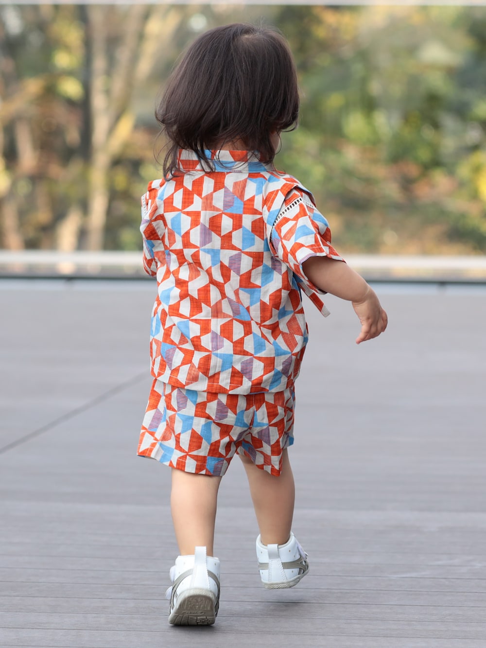 オレンジ系の浴衣を着用したキッズの夏コーディネートの3枚目の写真