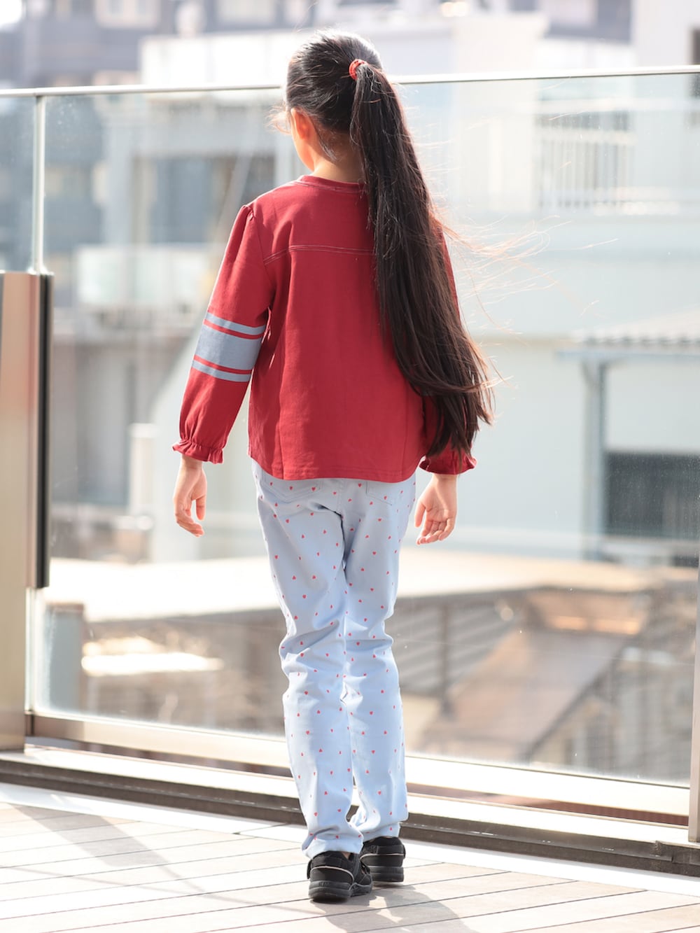 レッド系のTシャツ/カットソー、ブルー系のその他パンツを着用したキッズの夏コーディネートの2枚目の写真