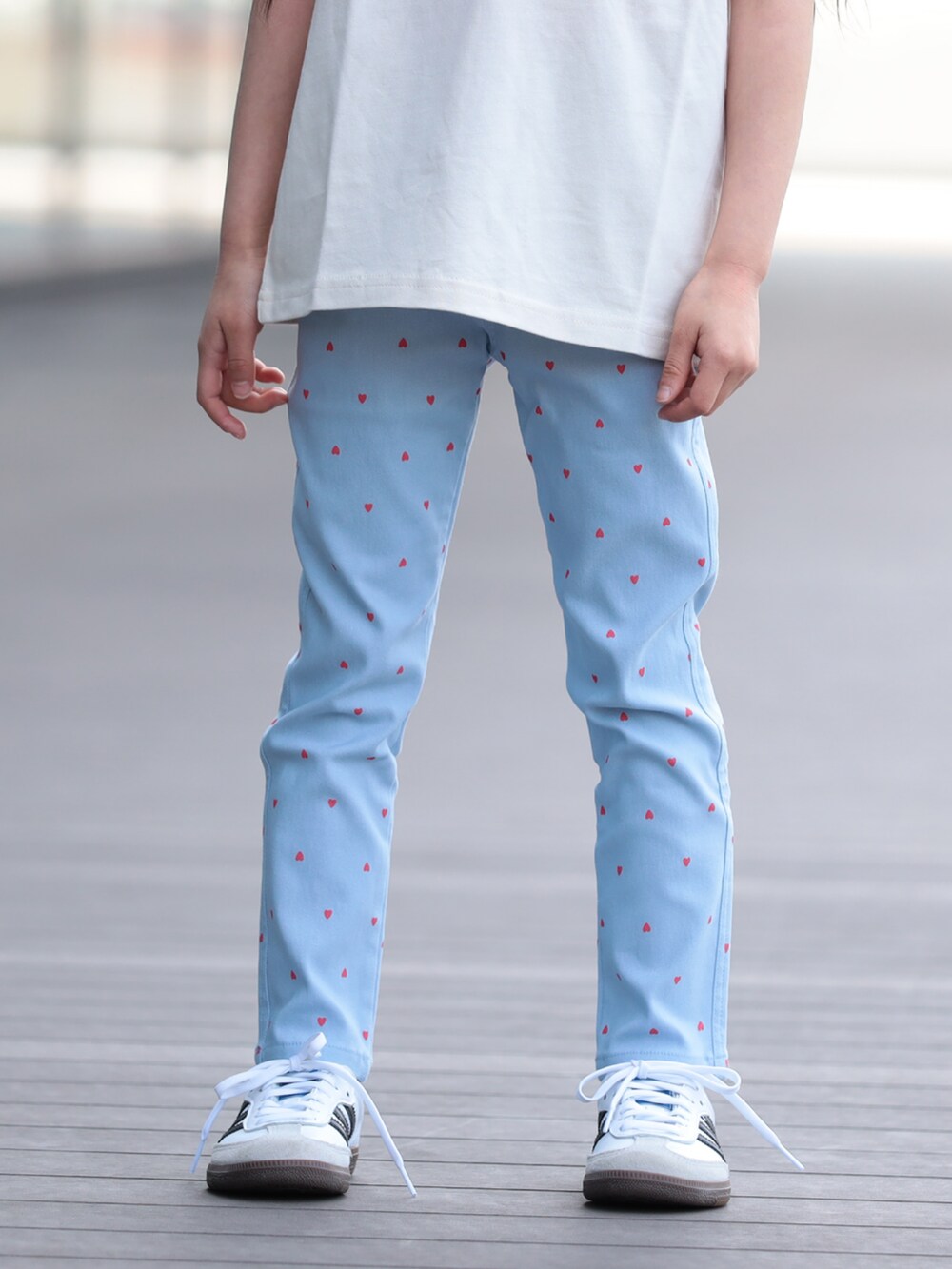 ホワイト系のTシャツ/カットソー、ブルー系のその他パンツ、ブルー系のハットを着用したキッズの夏コーディネートの3枚目の写真