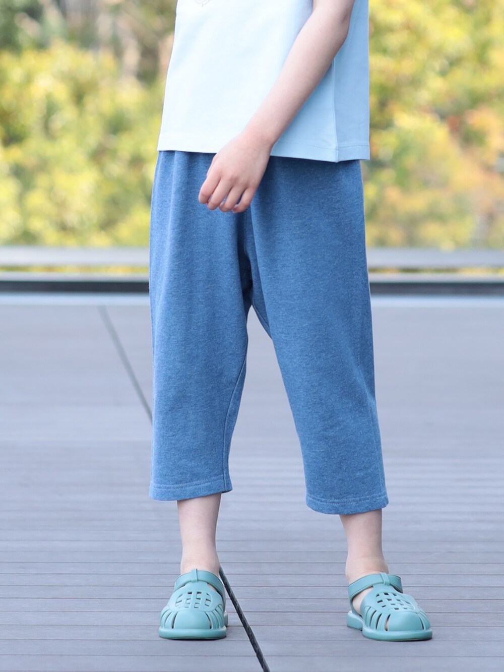 ブルー系のTシャツ/カットソー、ブルー系のその他パンツを着用したキッズの夏コーディネートの2枚目の写真