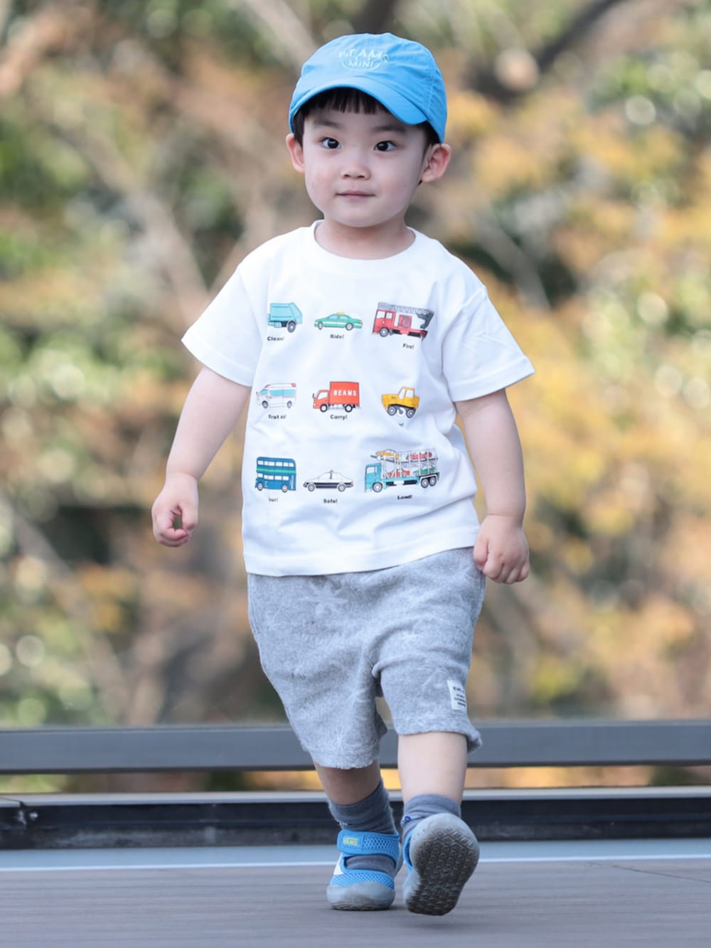 ホワイト系のTシャツ/カットソー、グレー系のその他パンツ、ブルー系のハットを着用したキッズの春コーディネートの2枚目の写真