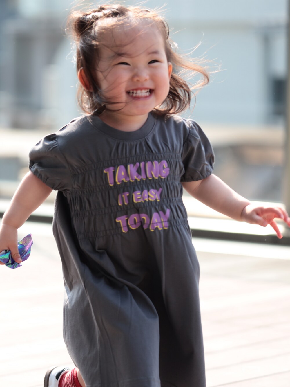 グレー系のワンピースを着用したキッズの夏コーディネートの2枚目の写真