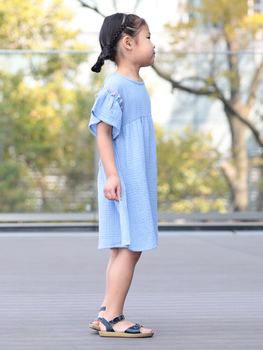 ブルー系のワンピースを着用したキッズの夏コーディネートの3枚目の写真