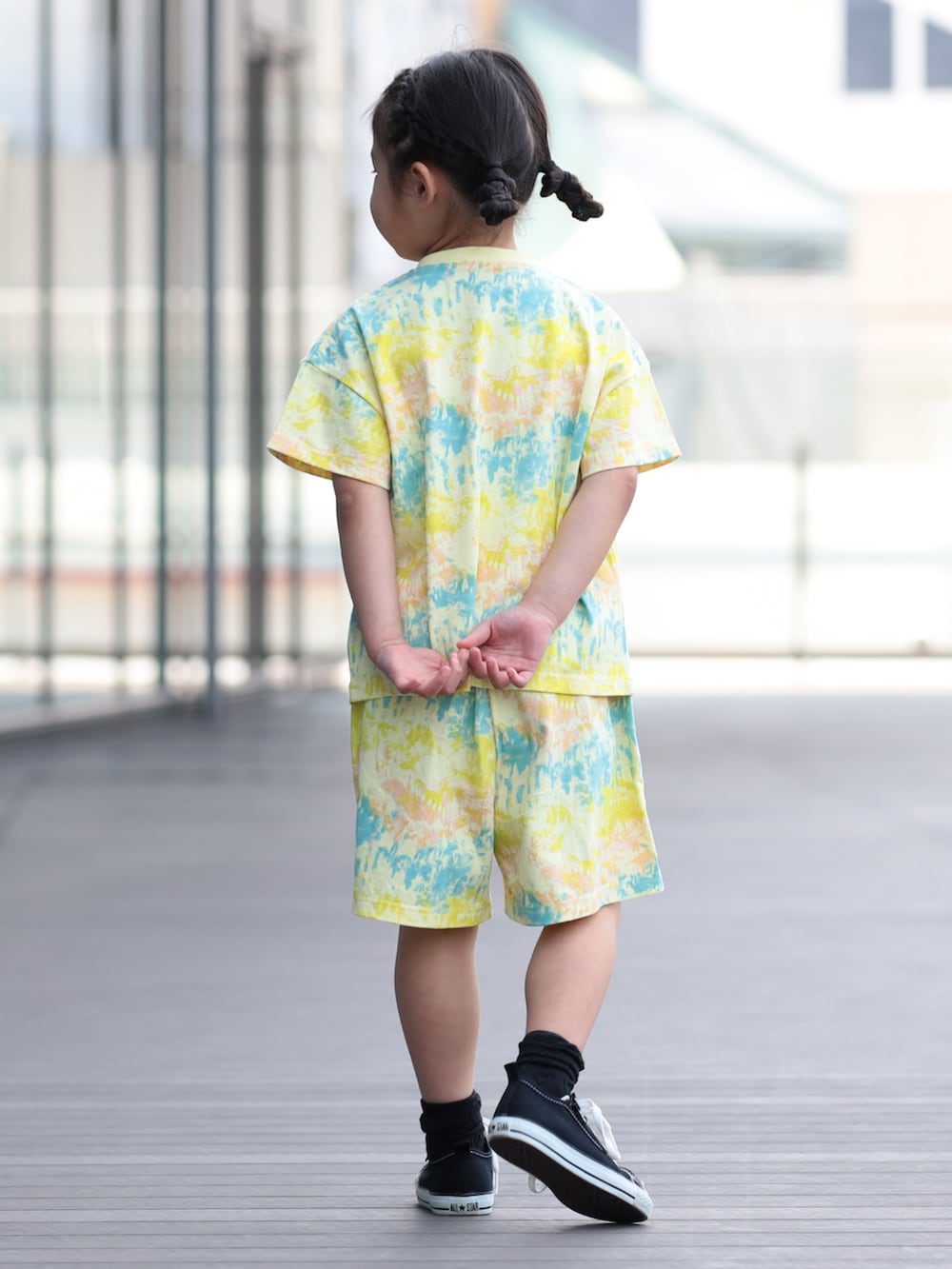 その他のサロペット/オーバーオールを着用したキッズの夏コーディネートの3枚目の写真