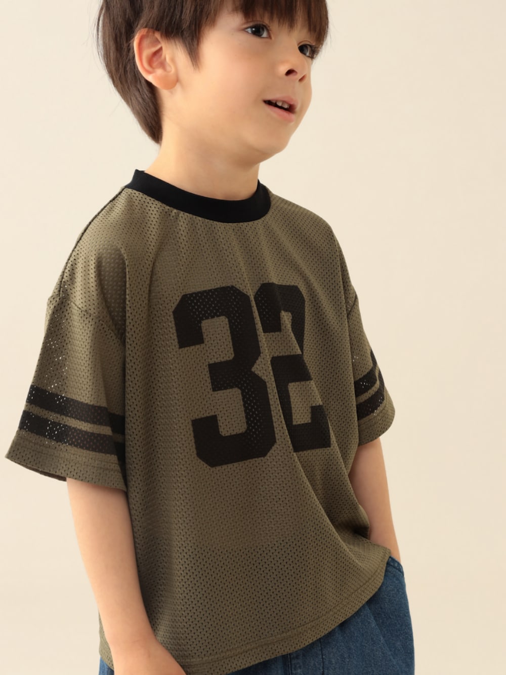 グリーン系のTシャツ/カットソー、ブルー系のその他パンツを着用したキッズの夏コーディネートの4枚目の写真