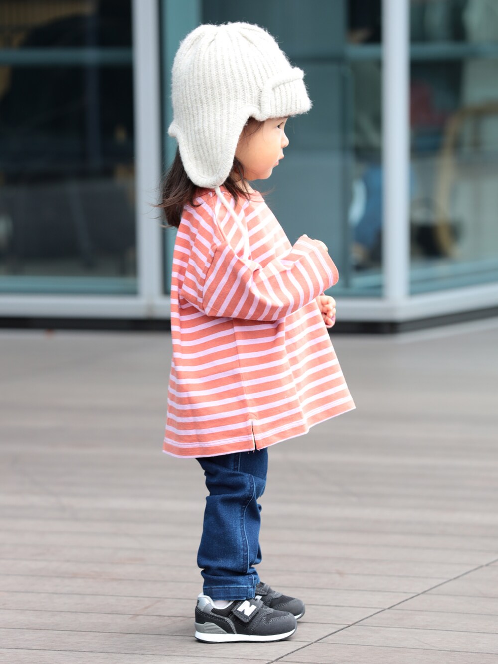 ベージュ系のベスト、ブルー系のその他パンツ、ピンク系のTシャツ/カットソーを着用したキッズの冬コーディネートの5枚目の写真