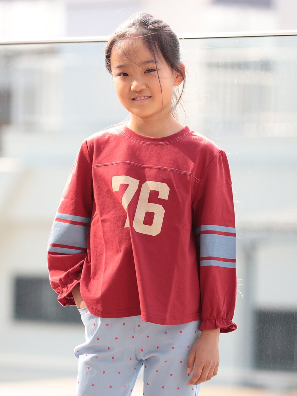レッド系のTシャツ/カットソー、ブルー系のその他パンツを着用したキッズの夏コーディネートの4枚目の写真