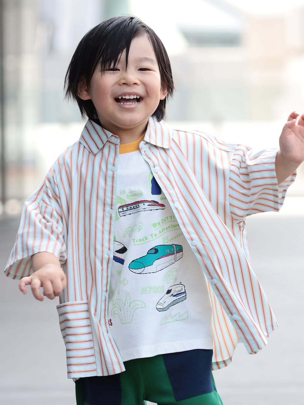 グリーン系のシャツ/ブラウス、グリーン系のその他パンツ、ホワイト系のTシャツ/カットソーを着用したキッズの夏コーディネートの4枚目の写真