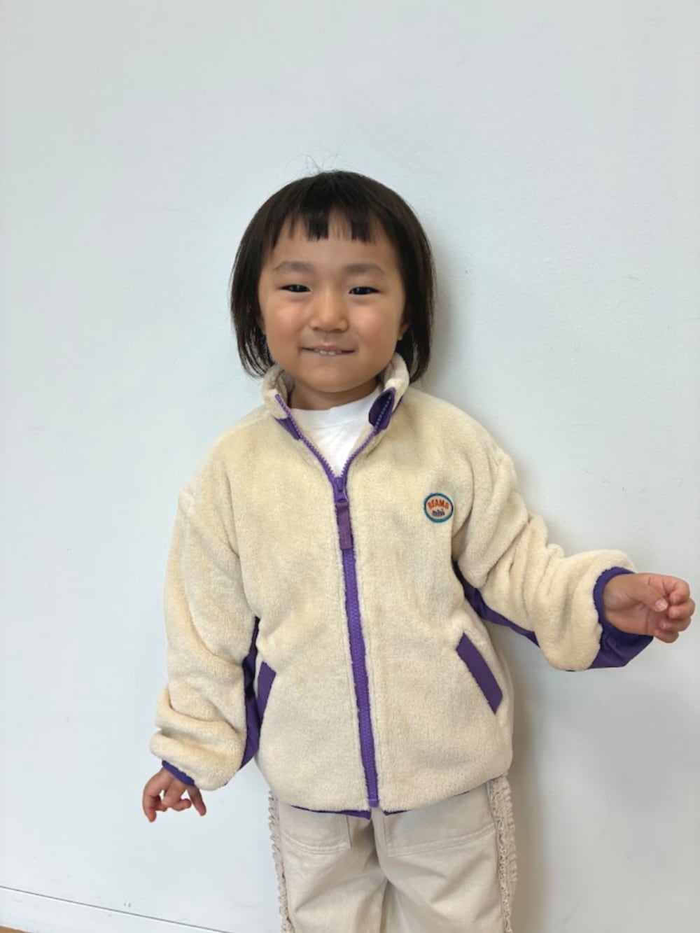 ホワイト系のブルゾン、ベージュ系のその他パンツを着用したキッズの夏コーディネートの2枚目の写真