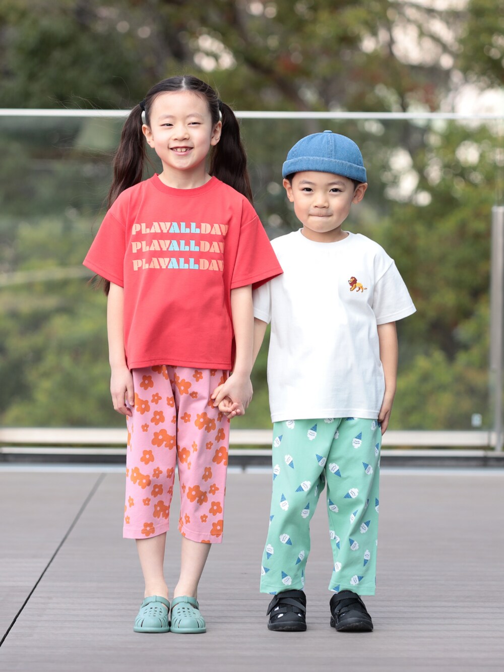 ピンク系のその他パンツ、ホワイト系のTシャツ/カットソー、レッド系のTシャツ/カットソーを着用したキッズの夏コーディネートの2枚目の写真