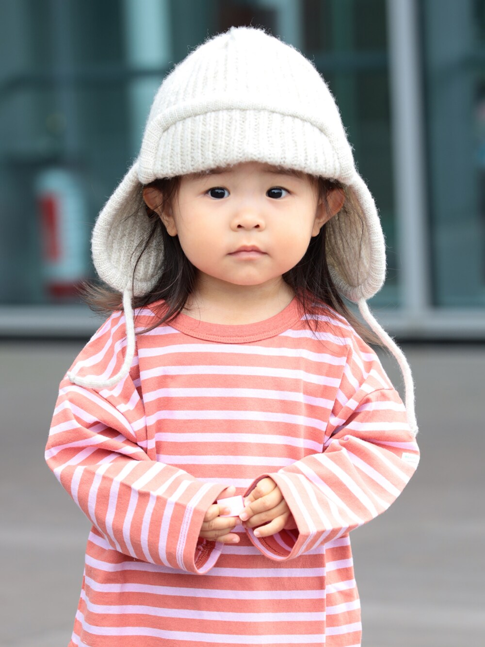 ベージュ系のベスト、ブルー系のその他パンツ、ピンク系のTシャツ/カットソーを着用したキッズの冬コーディネートの6枚目の写真