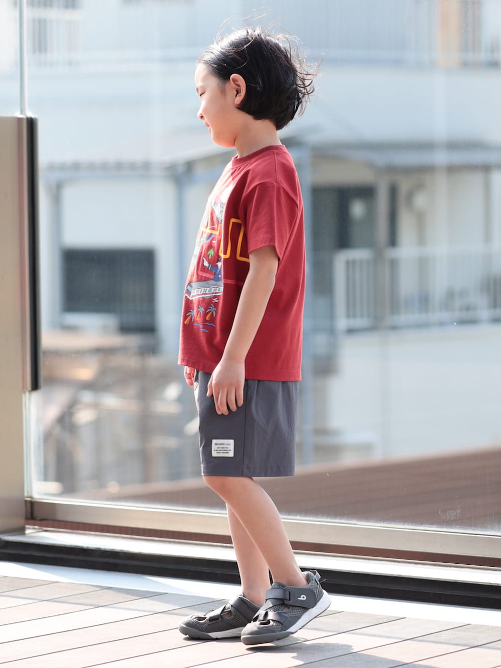 レッド系のTシャツ/カットソー、グレー系のその他パンツ、ベージュ系のキャップを着用したキッズの夏コーディネートの2枚目の写真