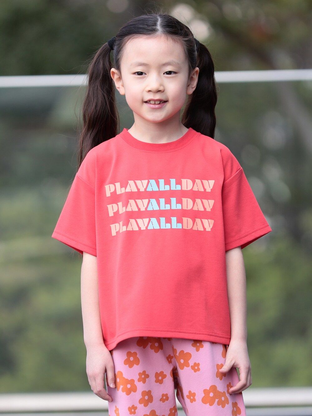 ピンク系のその他パンツ、レッド系のTシャツ/カットソーを着用したキッズの夏コーディネートの2枚目の写真