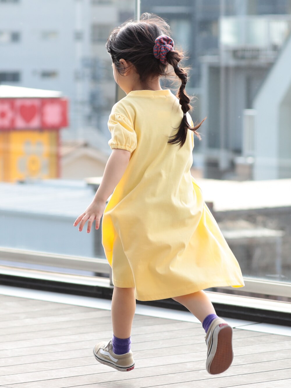 イエロー系のワンピースを着用したキッズの春コーディネートの4枚目の写真