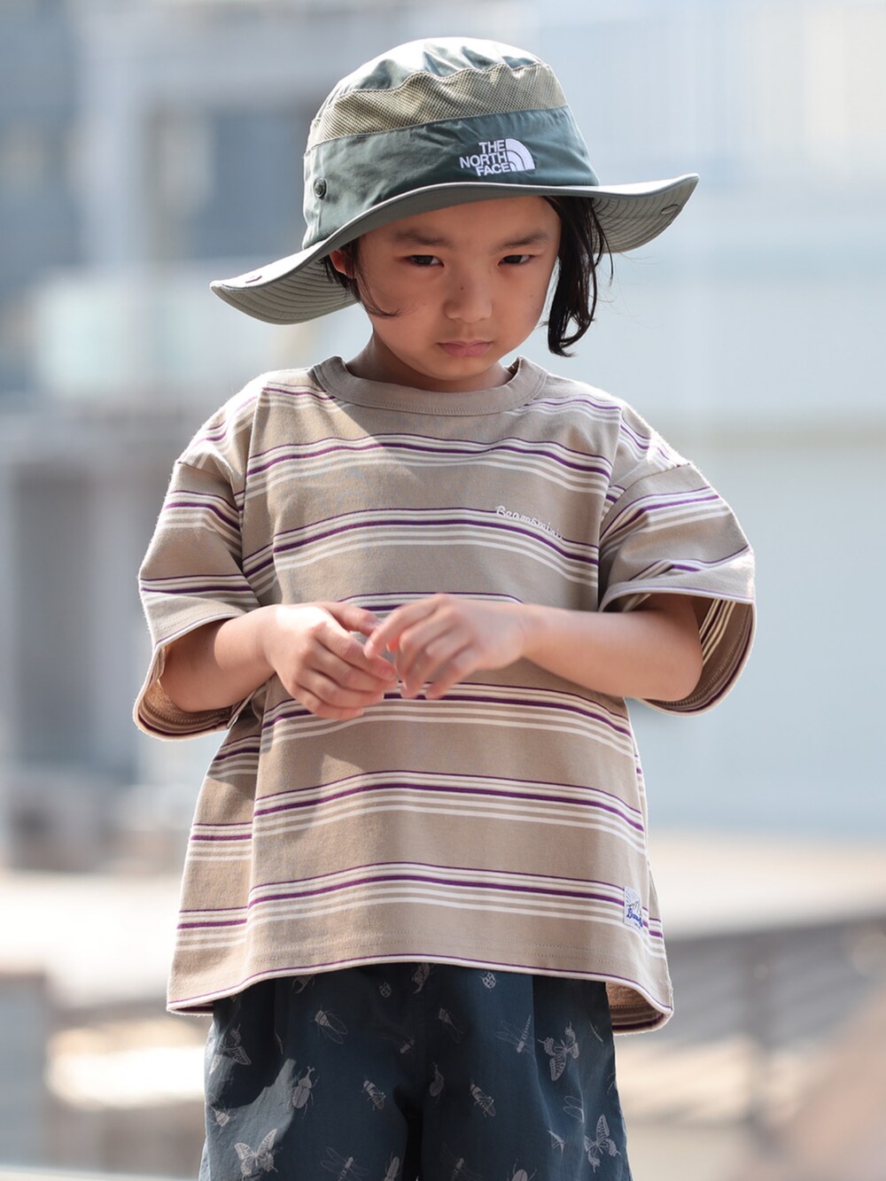 ベージュ系のTシャツ/カットソー、ブルー系のその他パンツを着用したキッズの夏コーディネートの4枚目の写真