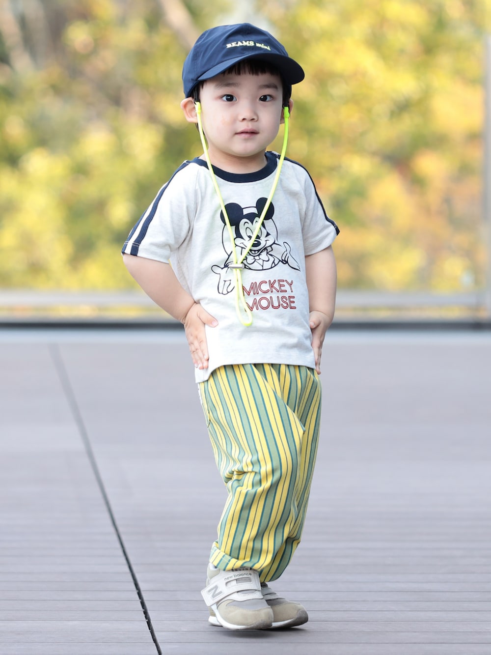 ホワイト系のTシャツ/カットソー、イエロー系のその他パンツ、ブルー系のキャップを着用したキッズの春コーディネートの2枚目の写真