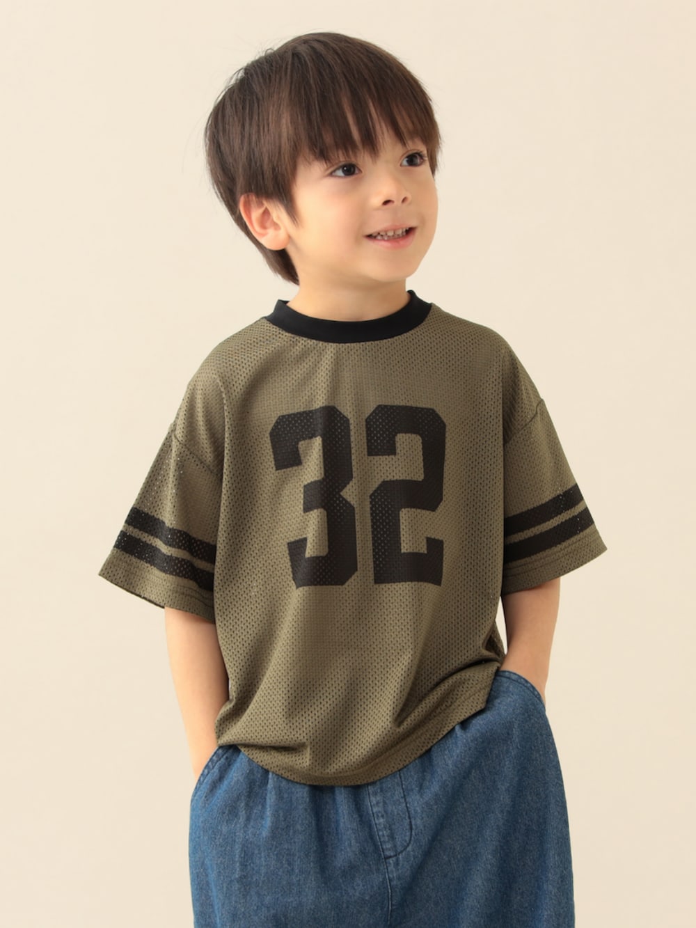 グリーン系のTシャツ/カットソー、ブルー系のその他パンツを着用したキッズの夏コーディネートの3枚目の写真