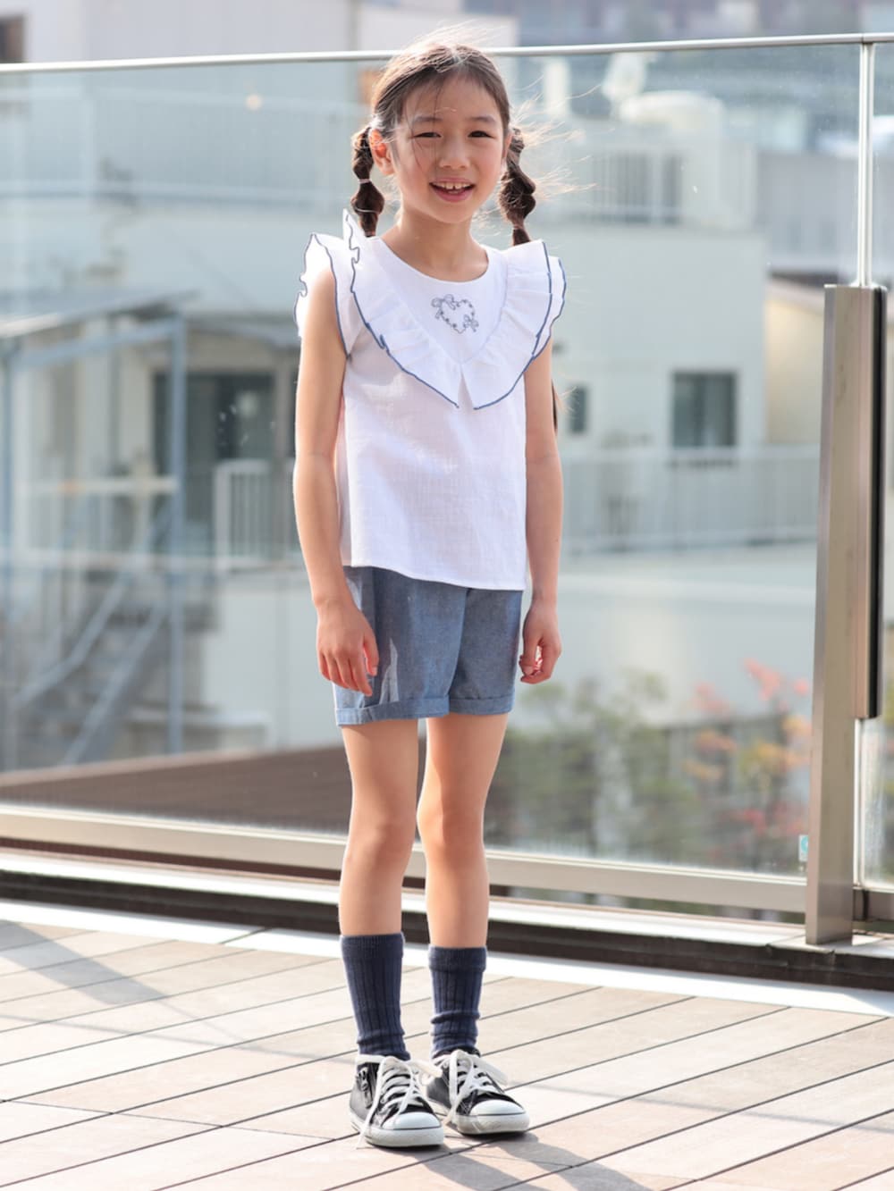 ホワイト系のサロペット/オーバーオールを着用したキッズの夏コーディネートの2枚目の写真