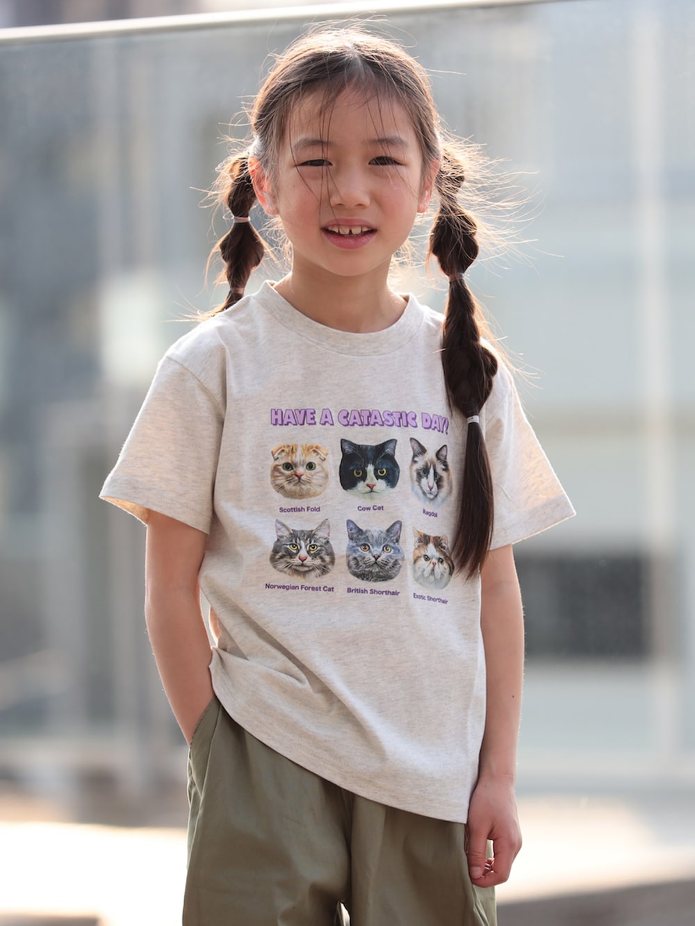 ベージュ系のTシャツ/カットソー、グリーン系のその他パンツを着用したキッズの春コーディネートの2枚目の写真