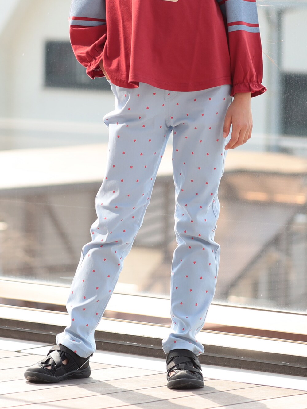 レッド系のTシャツ/カットソー、ブルー系のその他パンツを着用したキッズの夏コーディネートの3枚目の写真
