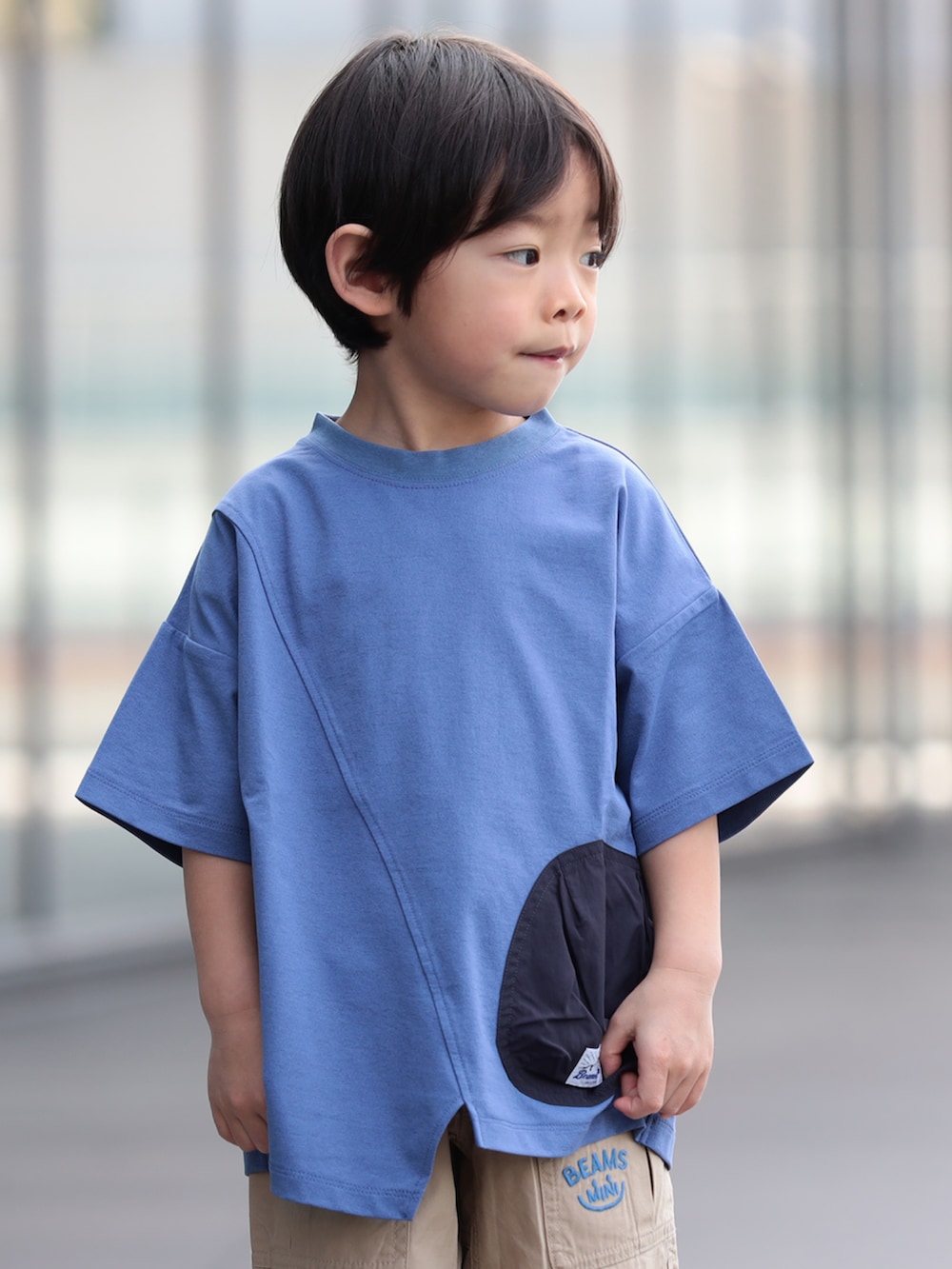 ベージュ系のその他パンツ、ブルー系のTシャツ/カットソーを着用したキッズの夏コーディネートの2枚目の写真