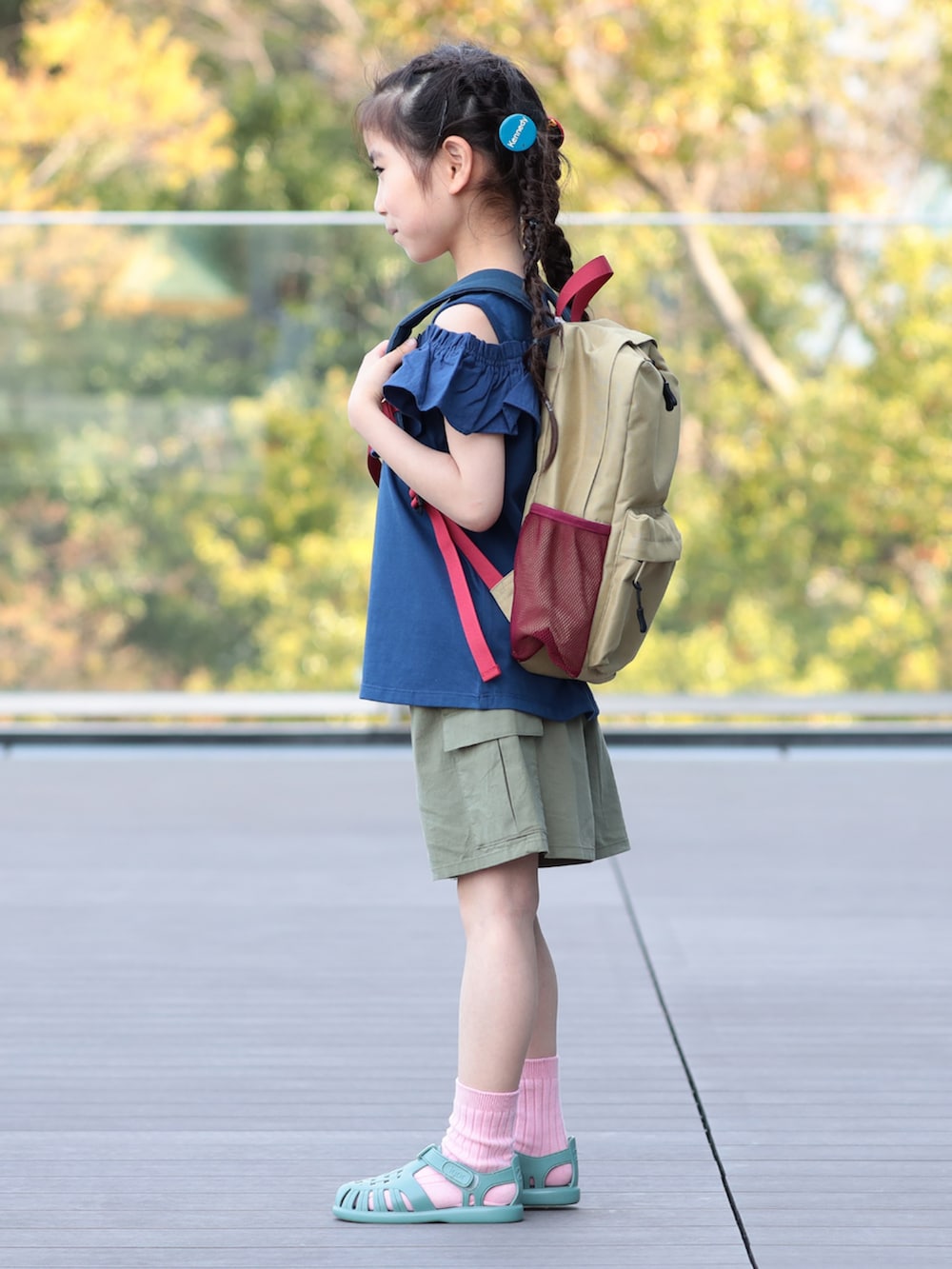グリーン系のその他パンツ、ブルー系のTシャツ/カットソー、ベージュ系のバックパック/リュックを着用したキッズの春コーディネートの3枚目の写真