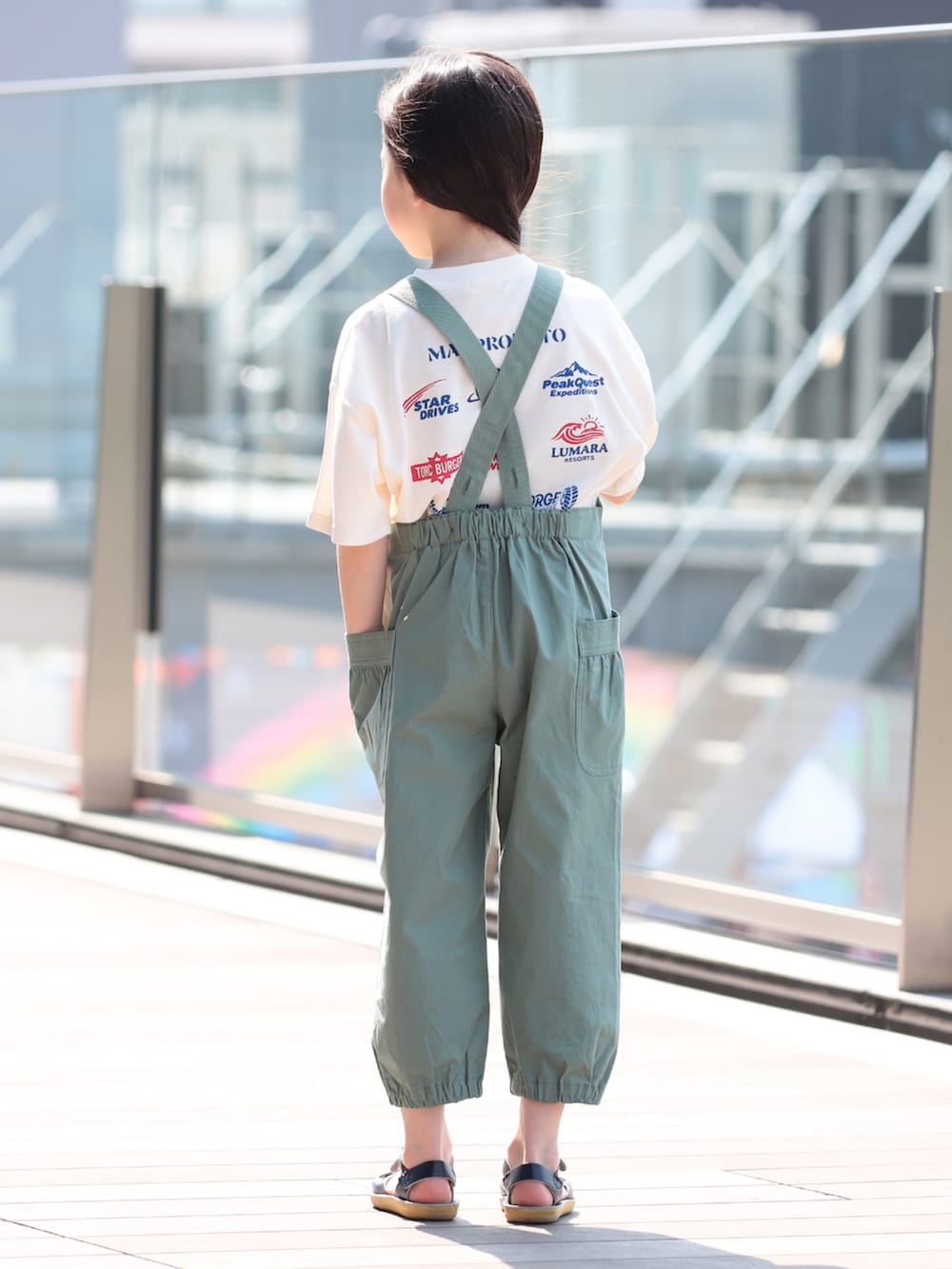 グリーン系のサロペット/オーバーオール、ホワイト系のTシャツ/カットソーを着用したキッズの夏コーディネートの3枚目の写真