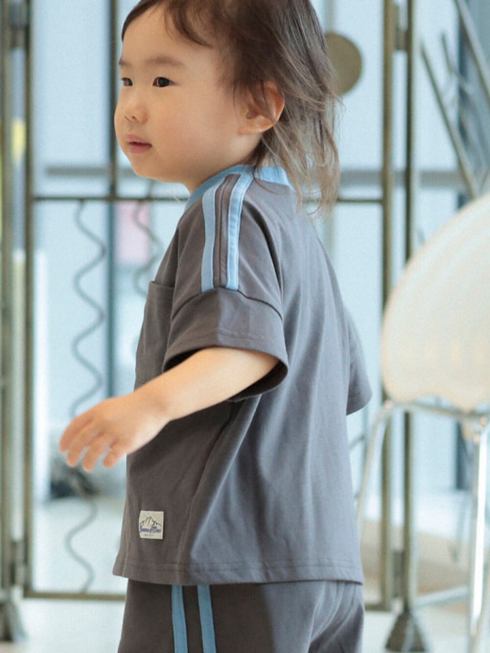 グレー系のTシャツ/カットソーを着用したキッズの夏コーディネートの4枚目の写真