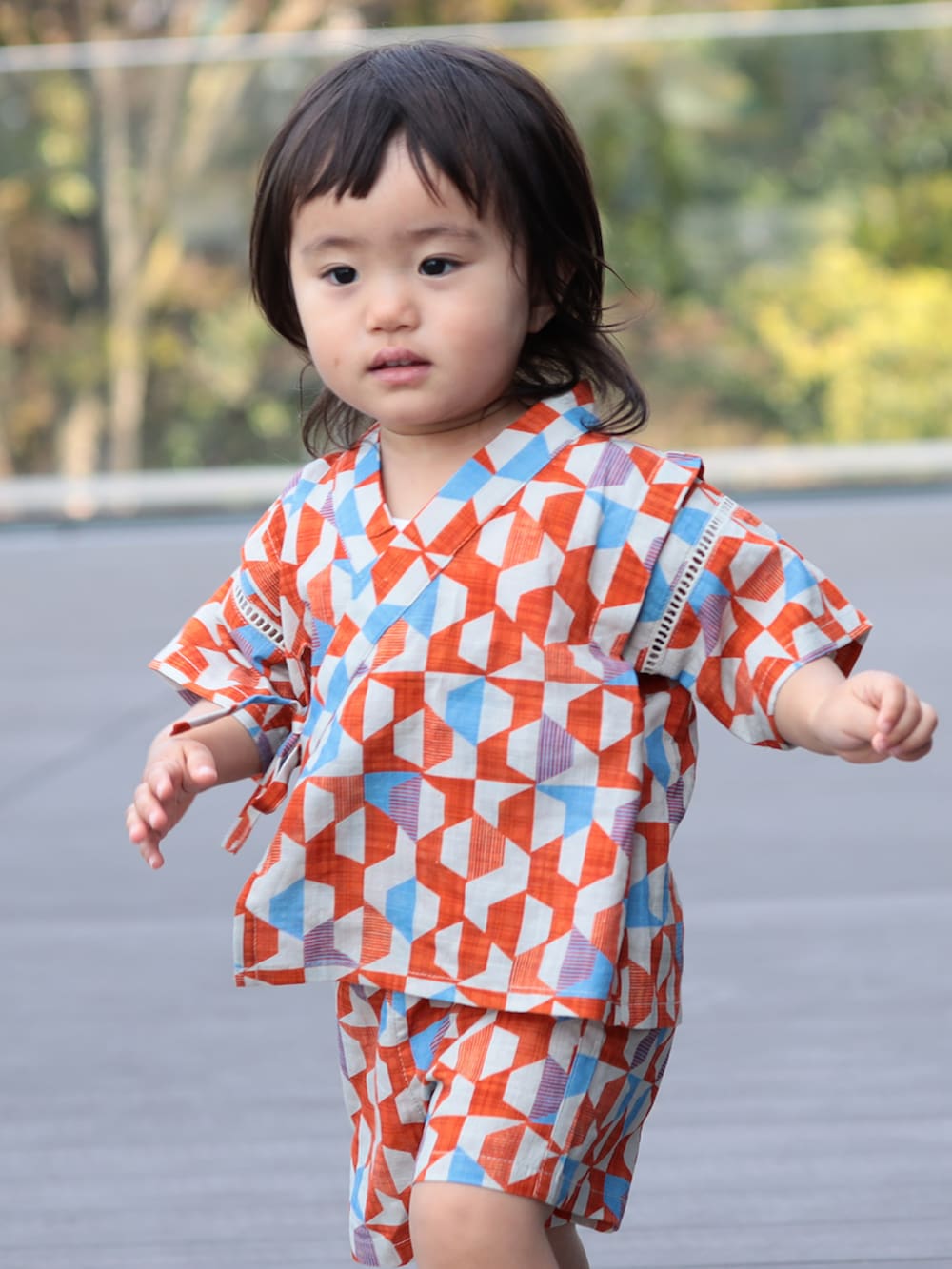 オレンジ系の浴衣を着用したキッズの夏コーディネートの2枚目の写真